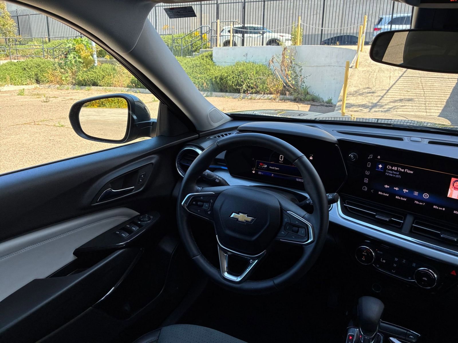 Used 2025 Chevrolet Trax LT w/ LT Convenience Package FWD image 33