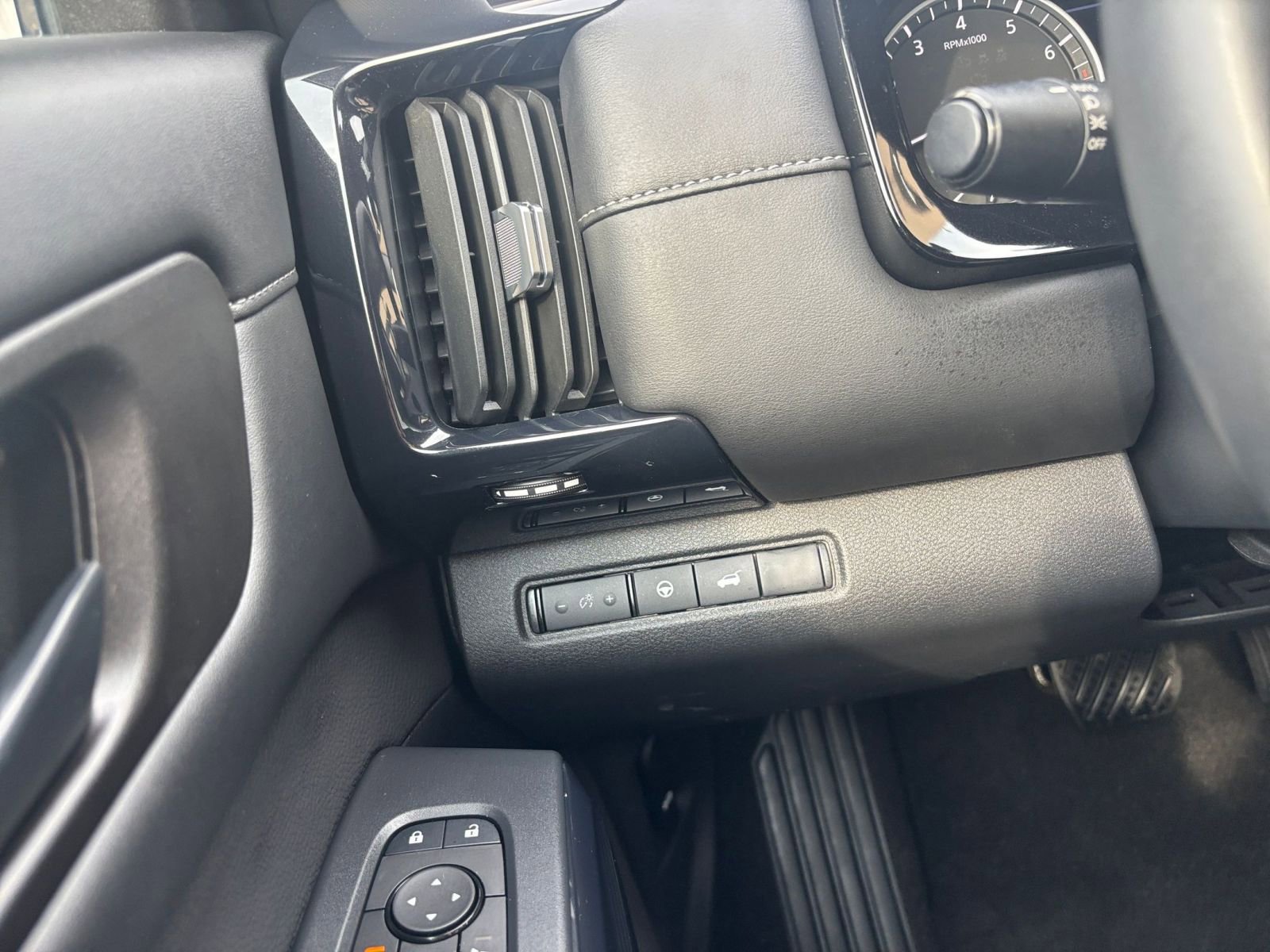 Used 2025 Nissan Pathfinder SV image 36