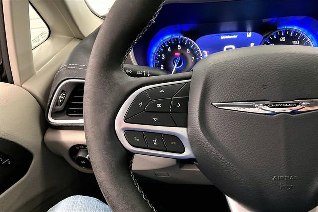 Used 2024 Chrysler Pacifica Touring-L image 25