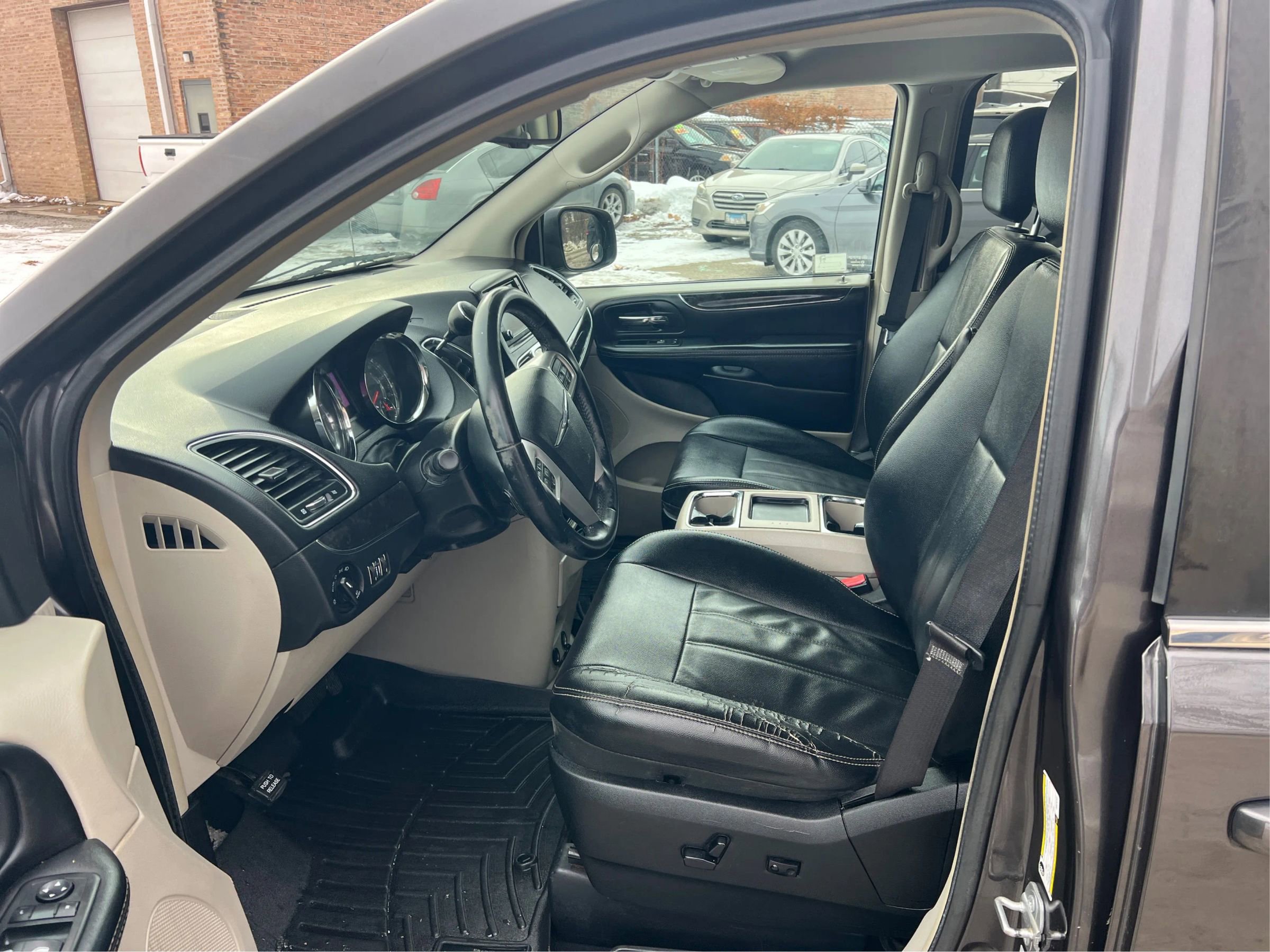 Used 2015 Chrysler Town & Country Touring image 10