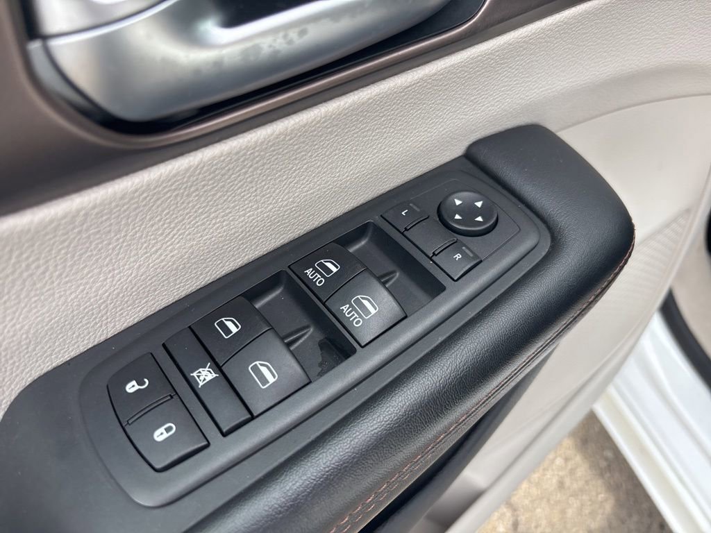 Used 2018 Chrysler Pacifica Touring-L FWD image 13
