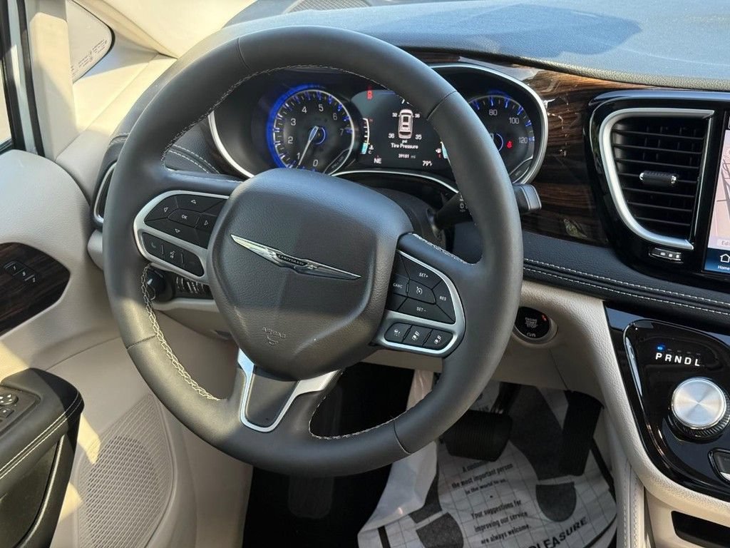 Used 2024 Chrysler Pacifica Limited FWD image 13