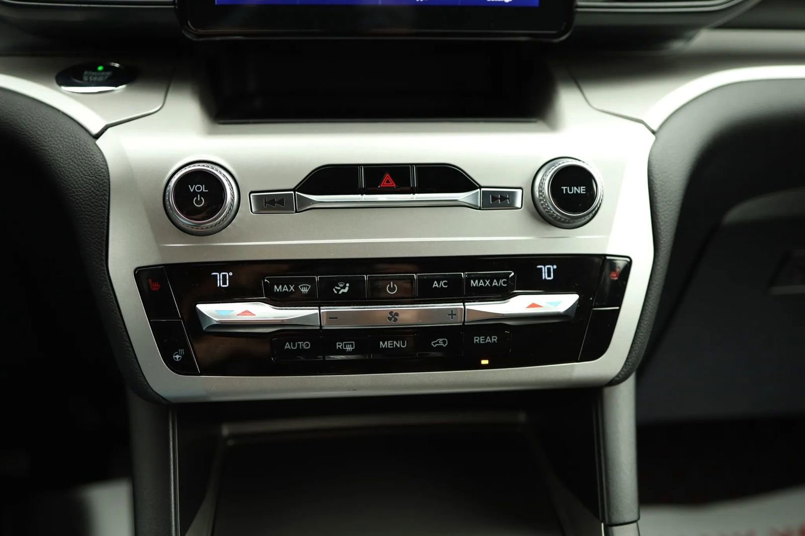 Used 2020 Ford Explorer XLT w/ Comfort Package image 19