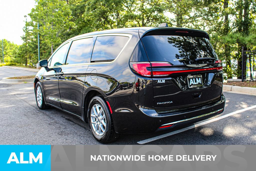 Used 2023 Chrysler Pacifica Touring-L FWD image 4