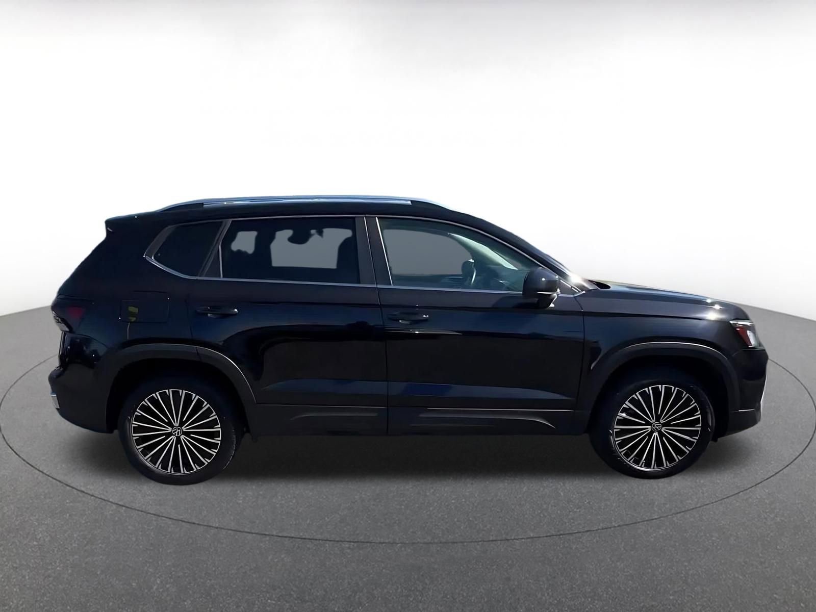 Used 2025 Volkswagen Taos SE image 16