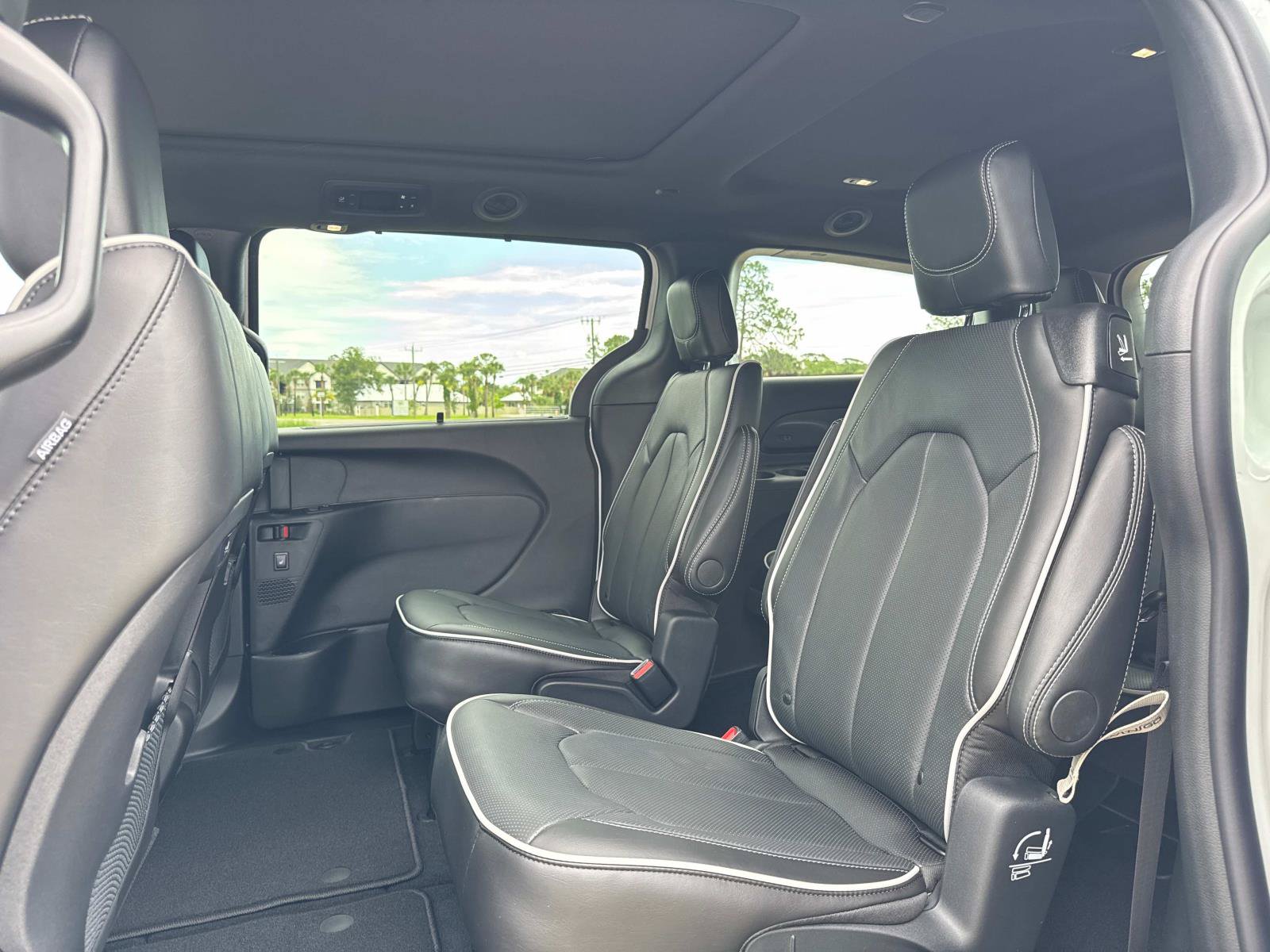 New 2027 Chrysler Pacifica Limited FWD image 15