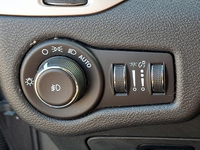 Used 2016 Jeep Cherokee Latitude AWD/4WD image 15