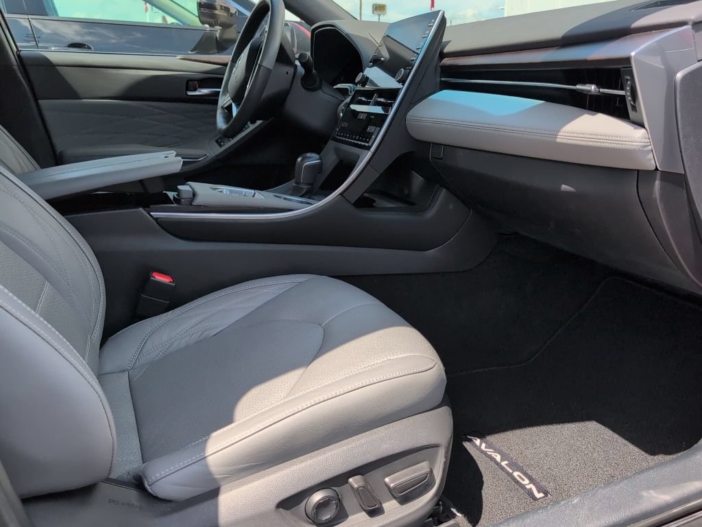 Used 2021 Toyota Avalon Limited w/ Advanced Safety Package FWD image 11
