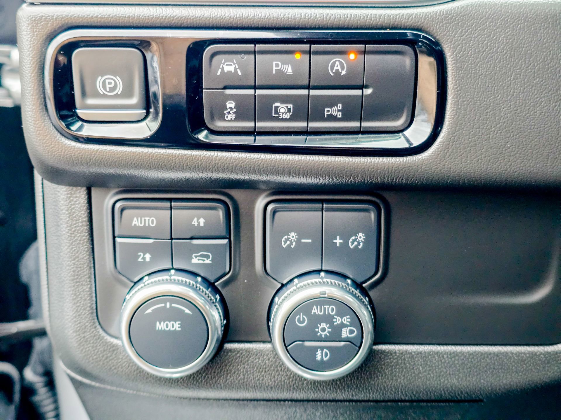 Used 2025 GMC Yukon XL Denali w/ Sun & Power Step Package image 33