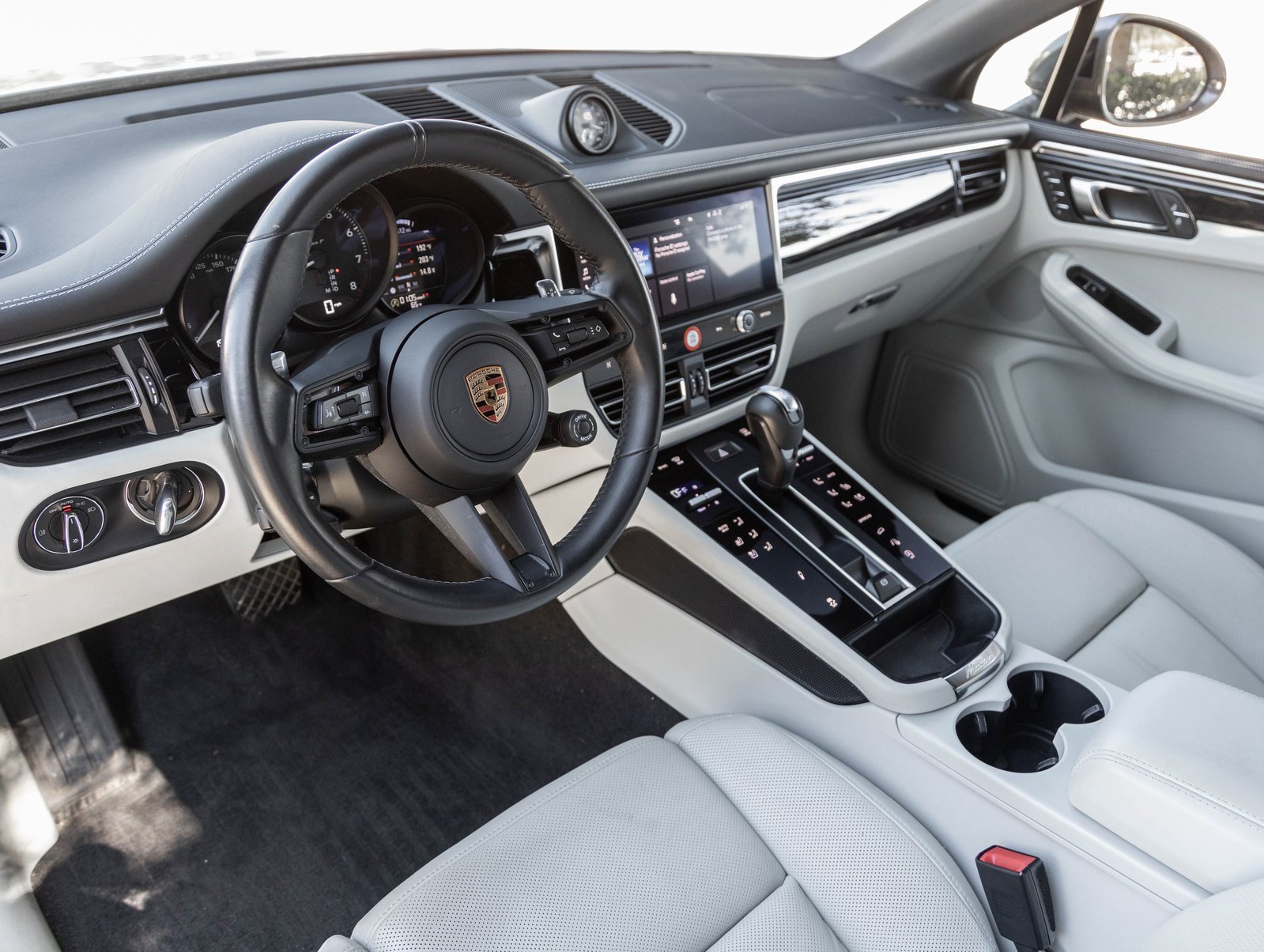 Used 2024 Porsche Macan Turbo image 4