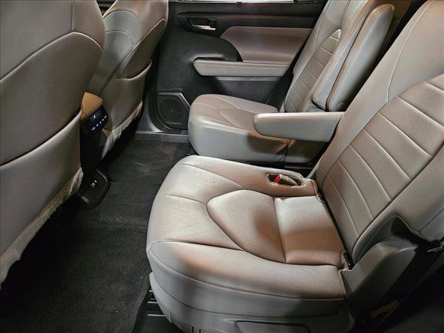 Used 2021 Toyota Highlander XLE image 17