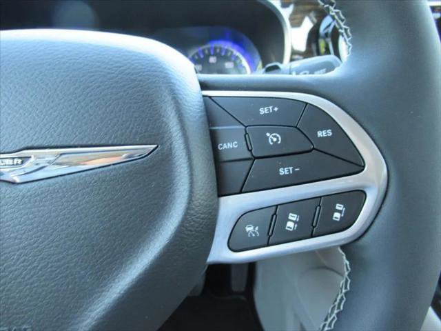 Certified 2024 Chrysler Pacifica Limited AWD/4WD image 30