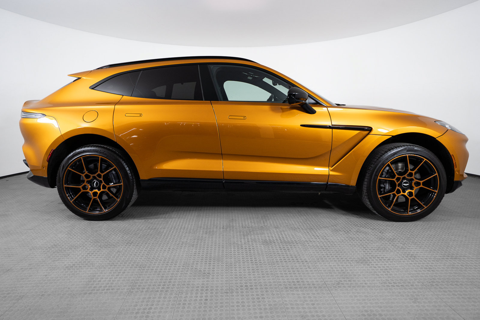 Used 2021 Aston Martin DBX AWD/4WD image 6