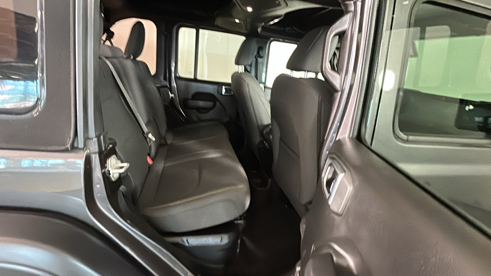 Used 2024 Jeep Wrangler Unlimited AWD/4WD image 34