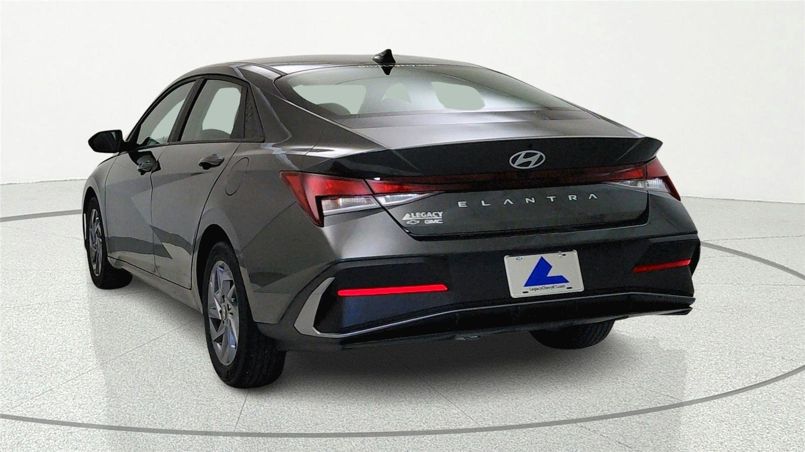 Used 2024 Hyundai Elantra SEL FWD image 3