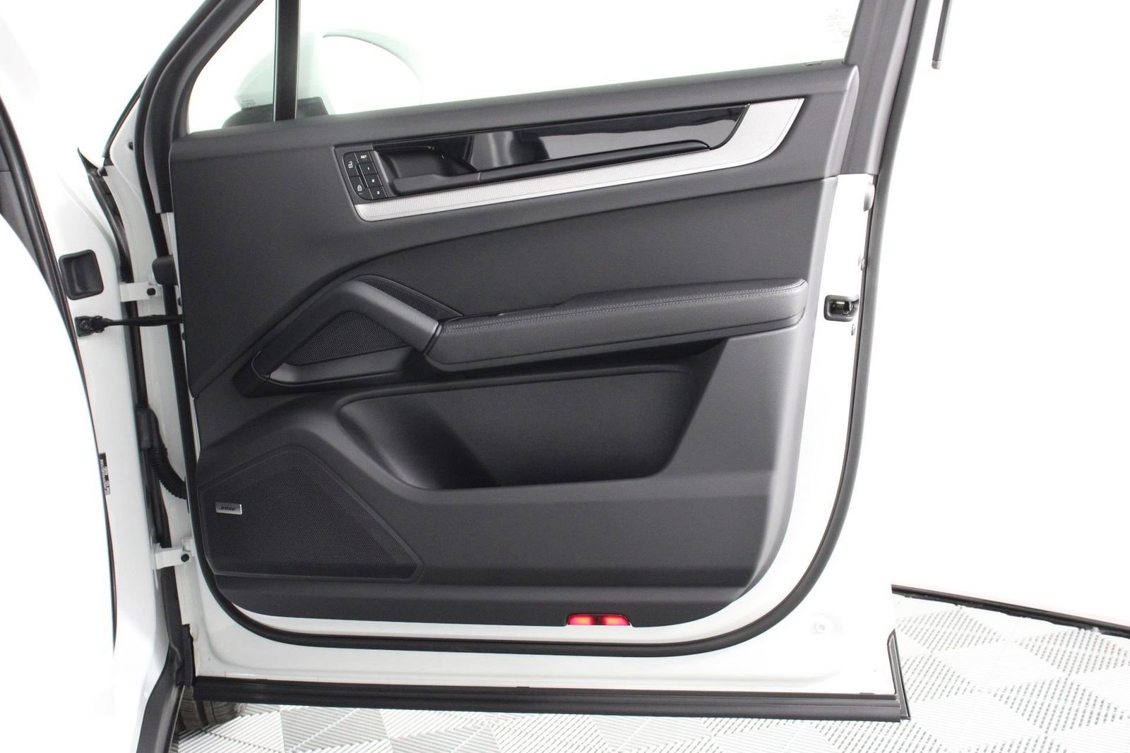 Certified 2025 Porsche Cayenne image 23