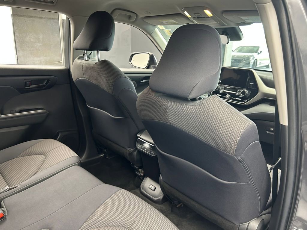 Used 2023 Toyota Highlander LE image 44