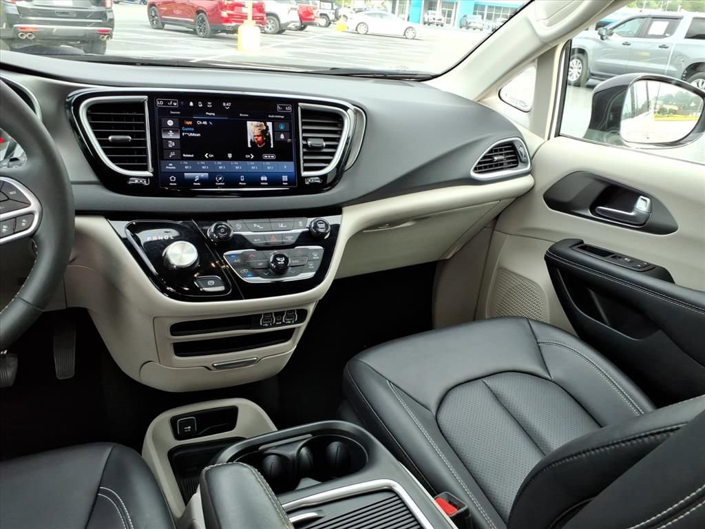 Used 2024 Chrysler Pacifica Touring-L FWD image 27