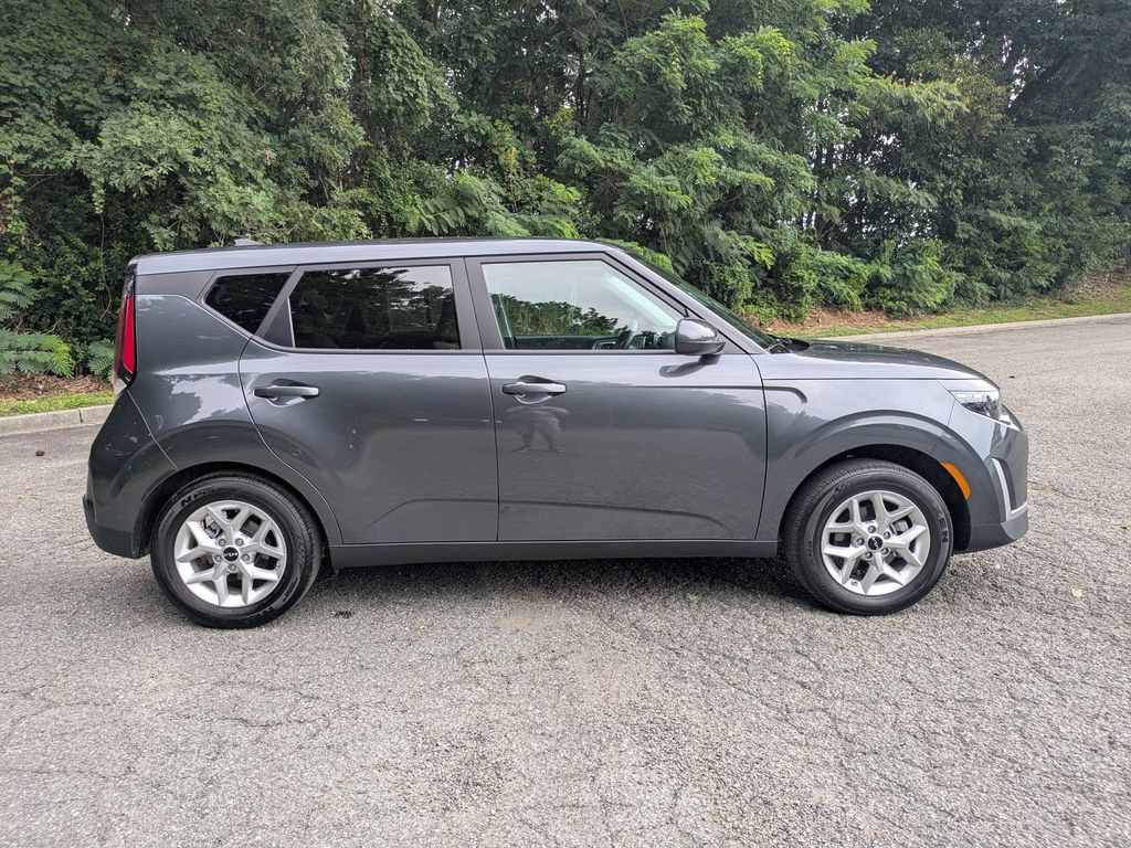 Used 2025 Kia Soul LX w/ LX Technology Package FWD image 3
