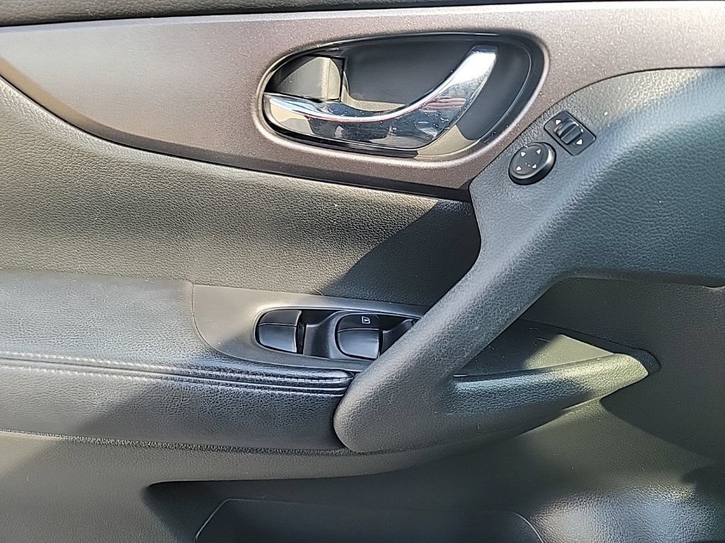 Used 2016 Nissan Rogue SV AWD/4WD image 19