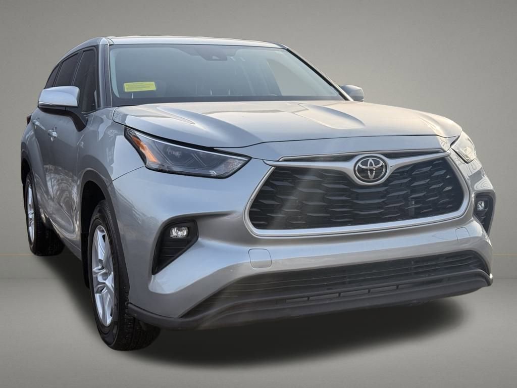 Used 2022 Toyota Highlander LE image 8