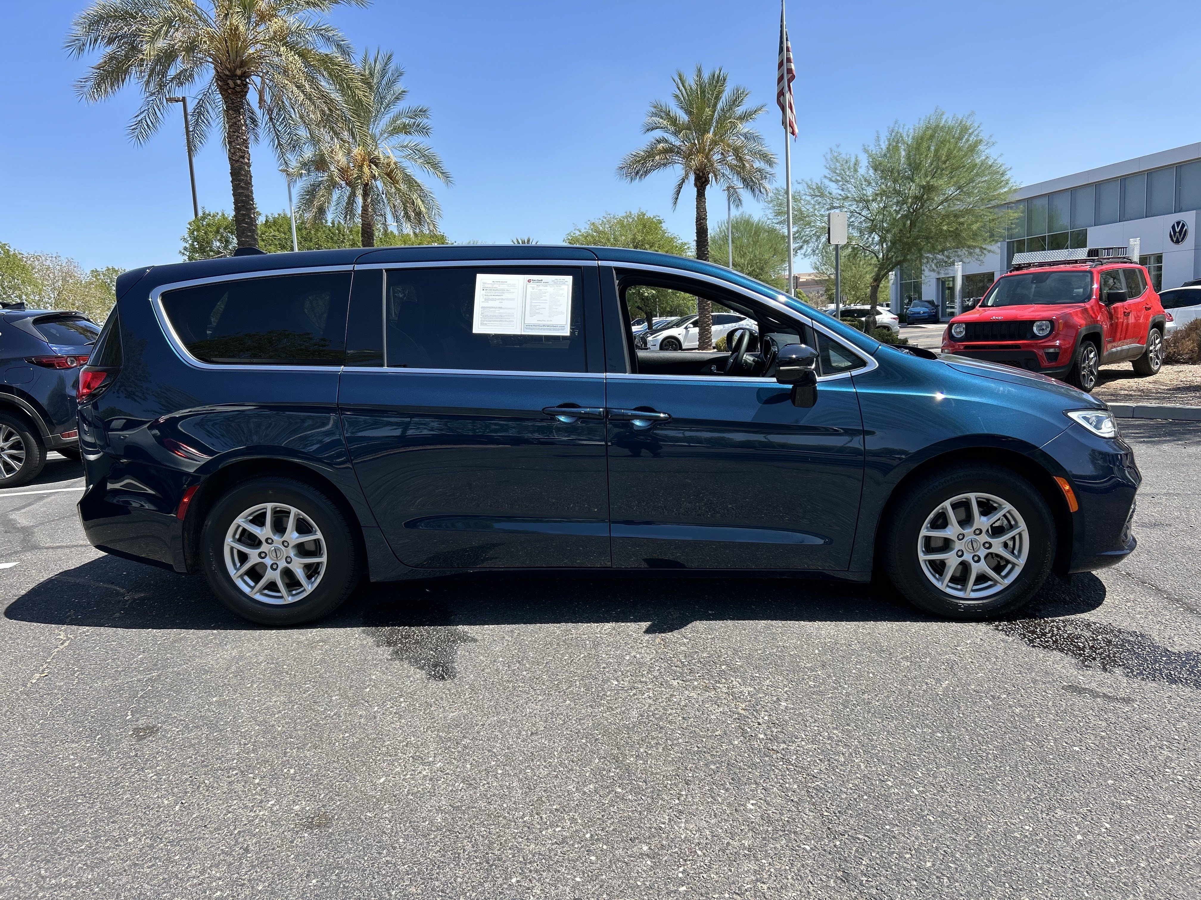 Used 2025 Chrysler Pacifica Select FWD image 5