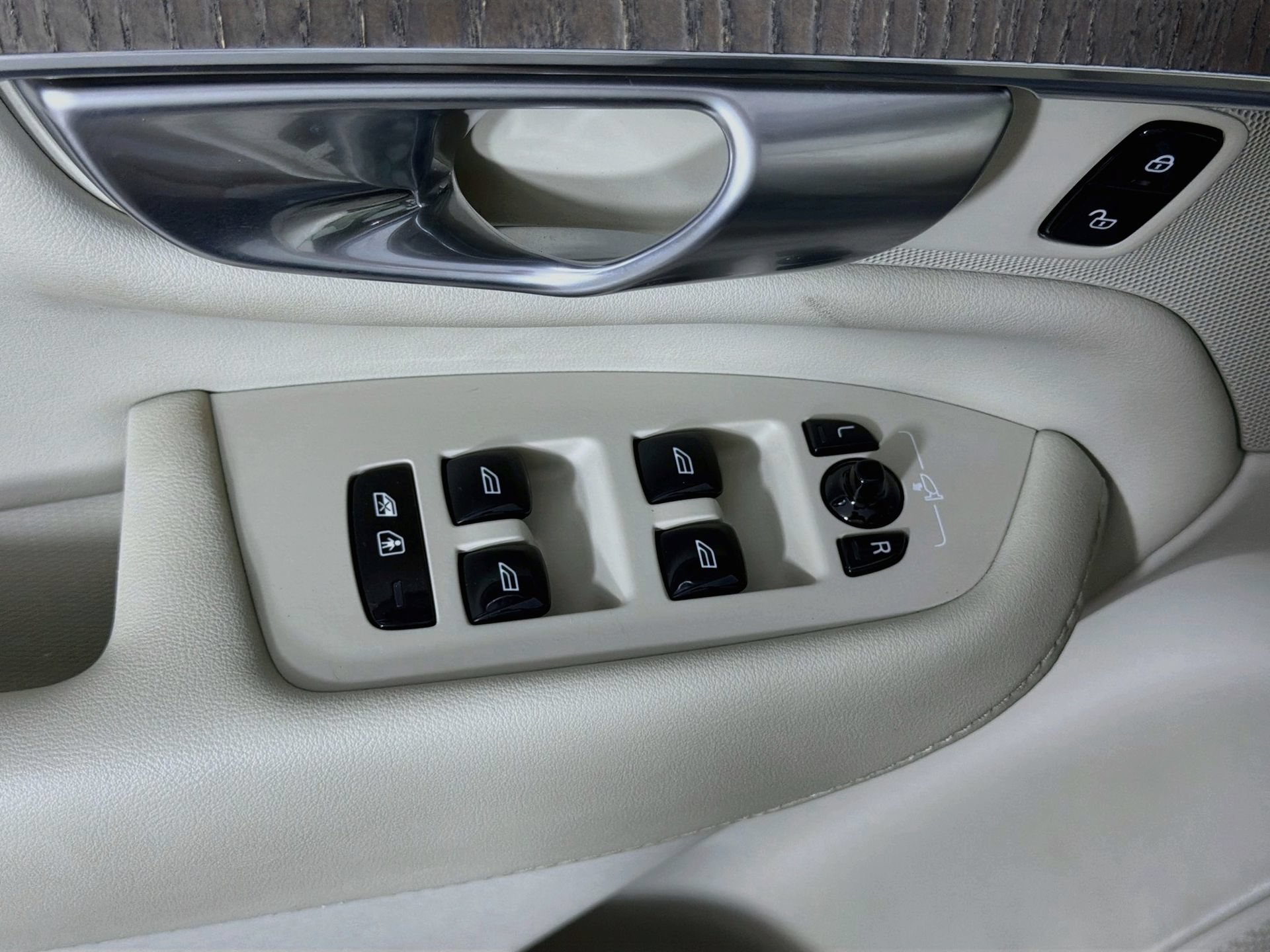 Certified 2023 Volvo XC90 B6 Plus w/ Protection Package Premier AWD/4WD image 18