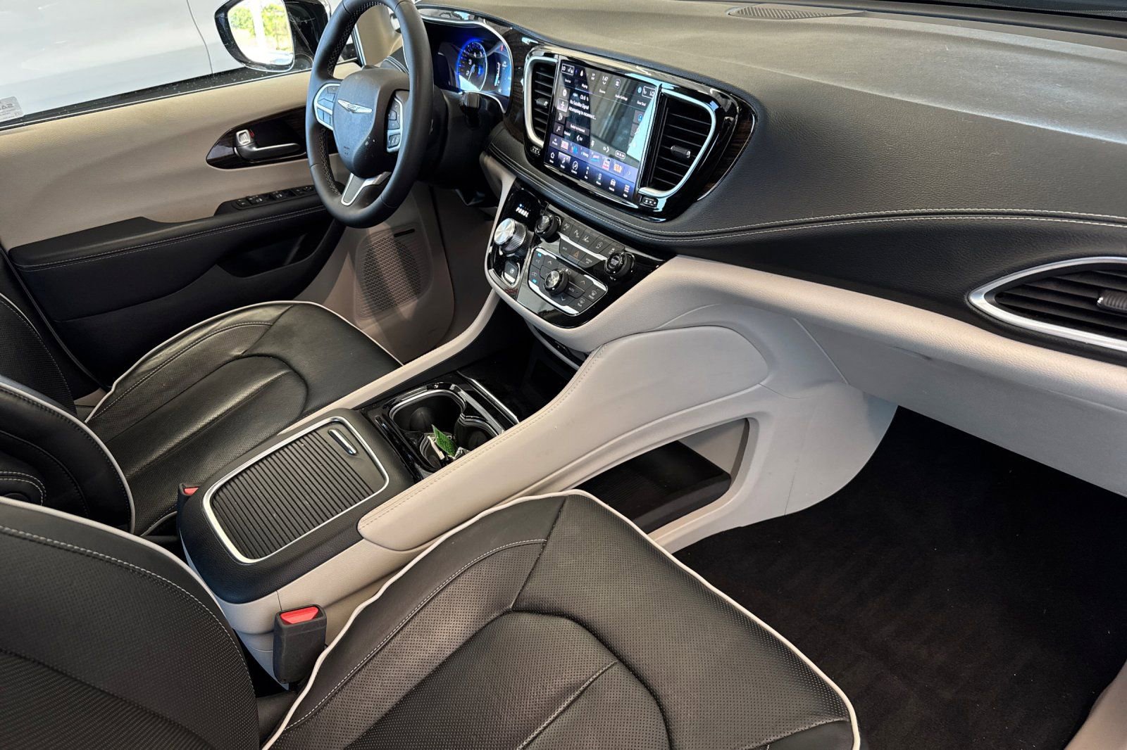 Used 2023 Chrysler Pacifica Limited w/ Uconnect Theater Family Group AWD/4WD image 19