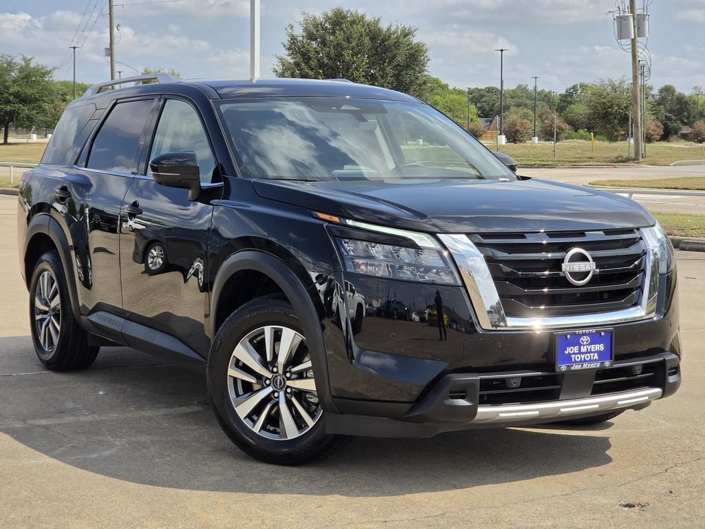 Used 2025 Nissan Pathfinder SL FWD image 2