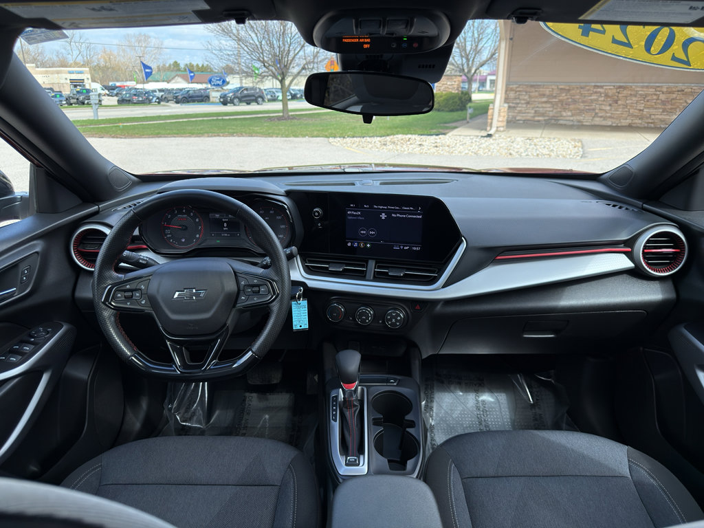 Used 2024 Chevrolet Trax RS w/ Sunroof Package FWD image 28