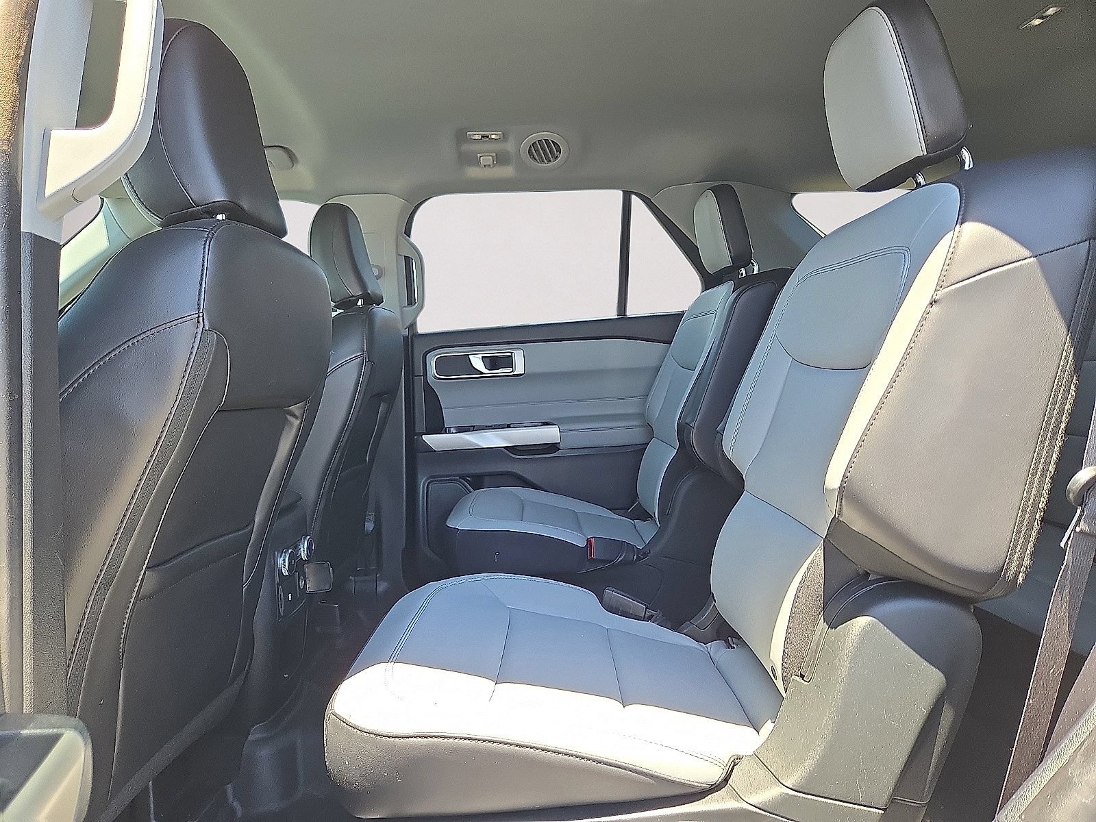 Used 2021 Ford Explorer XLT w/ Equipment Group 202A AWD/4WD image 17