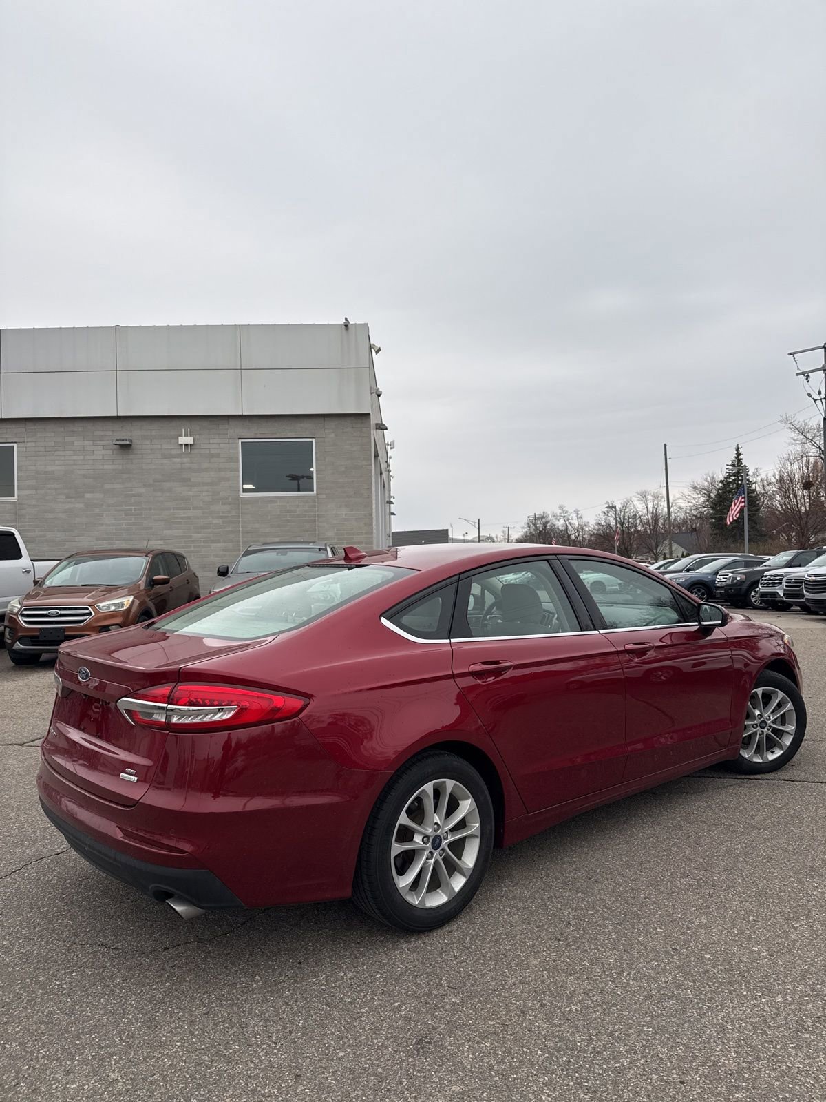 Used 2019 Ford Fusion SE image 2