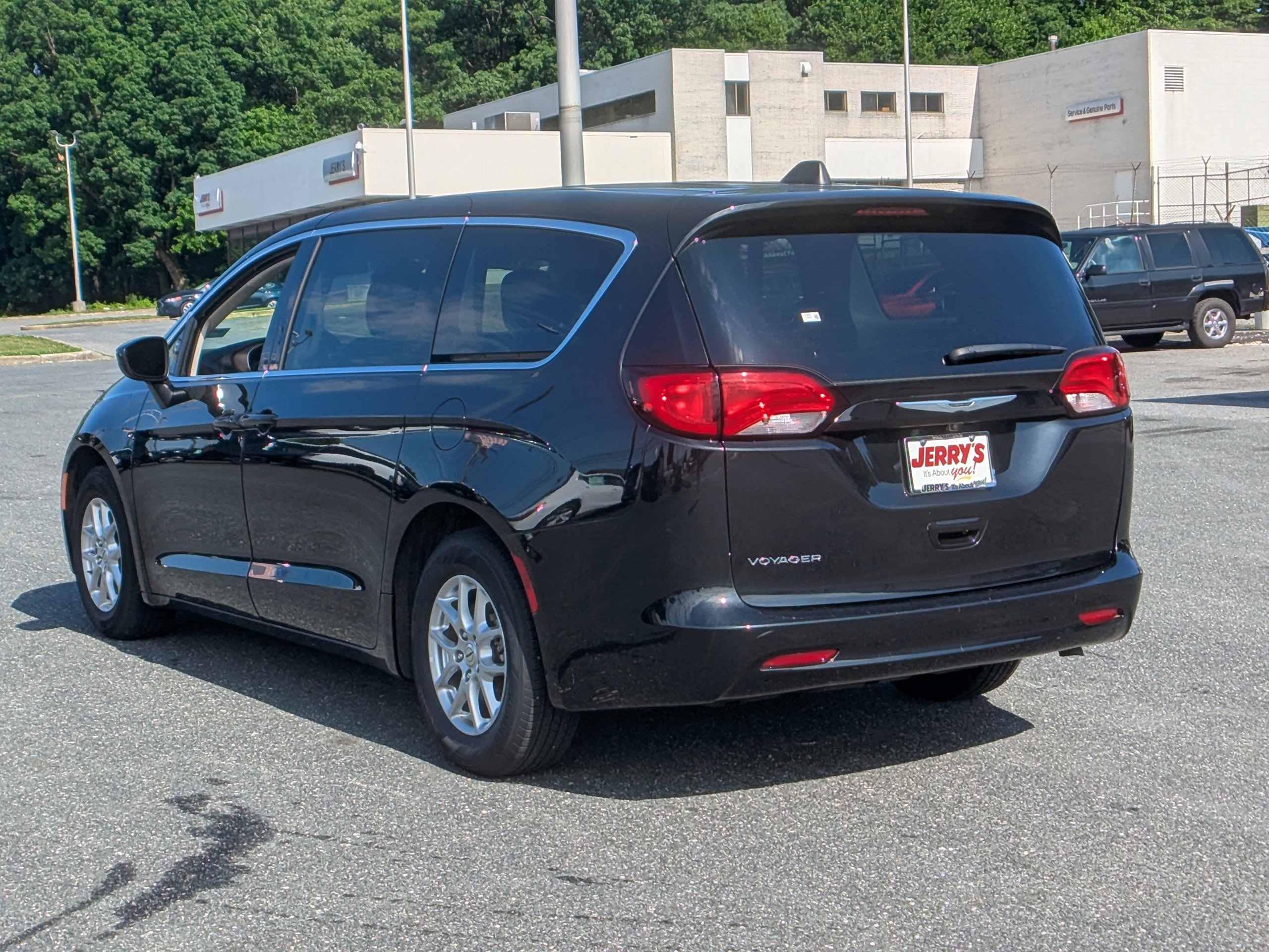 Used 2023 Chrysler Voyager LX FWD image 6