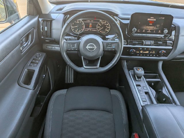 Used 2024 Nissan Pathfinder SV FWD image 17