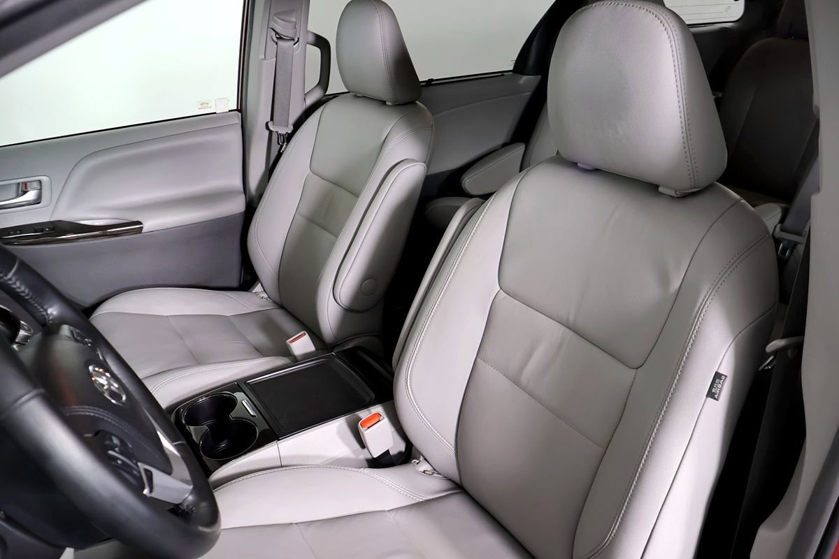 Used 2018 Toyota Sienna XLE w/ XLE Navigation Package FWD image 23