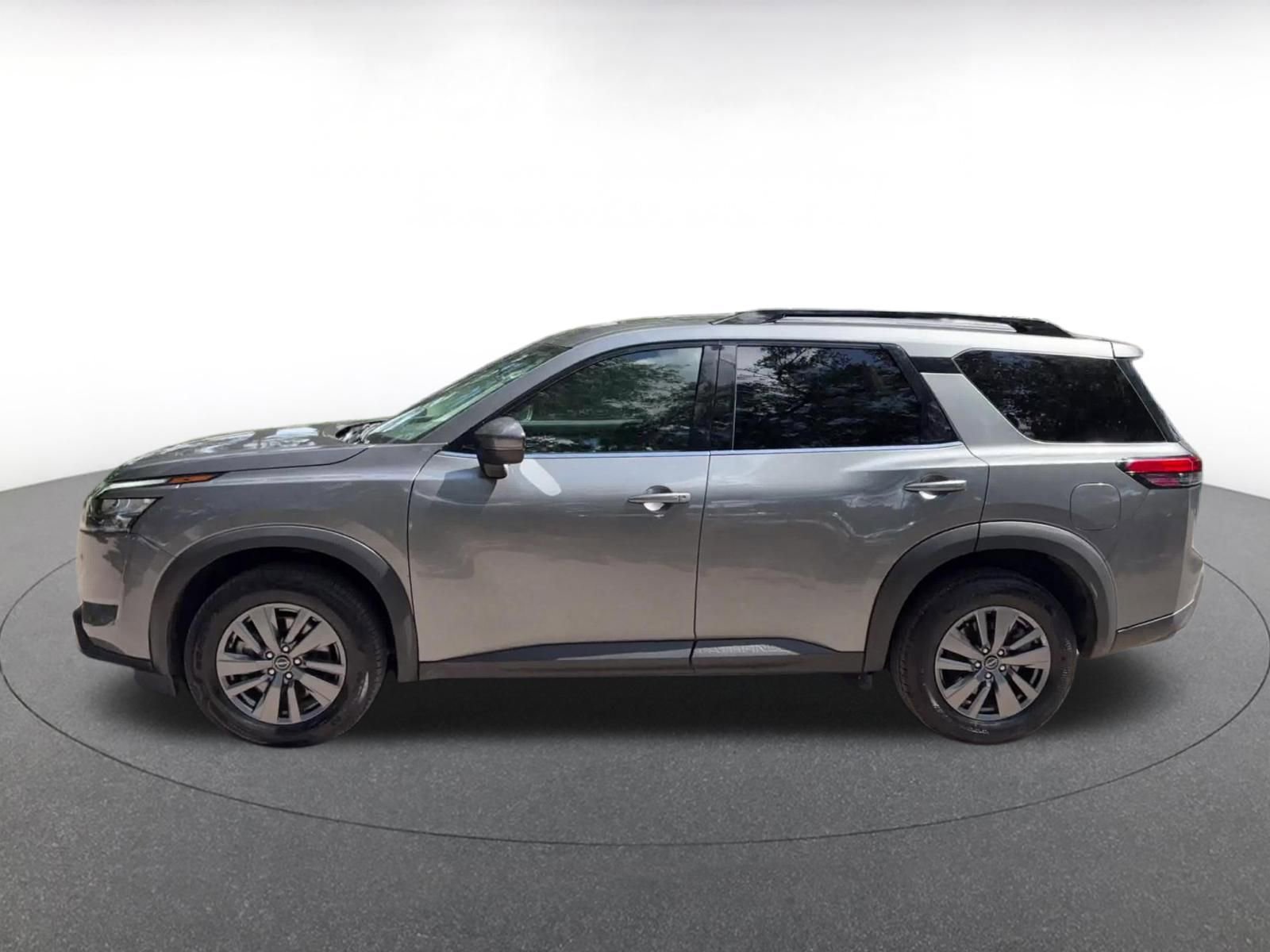 Used 2025 Nissan Pathfinder SV FWD image 9