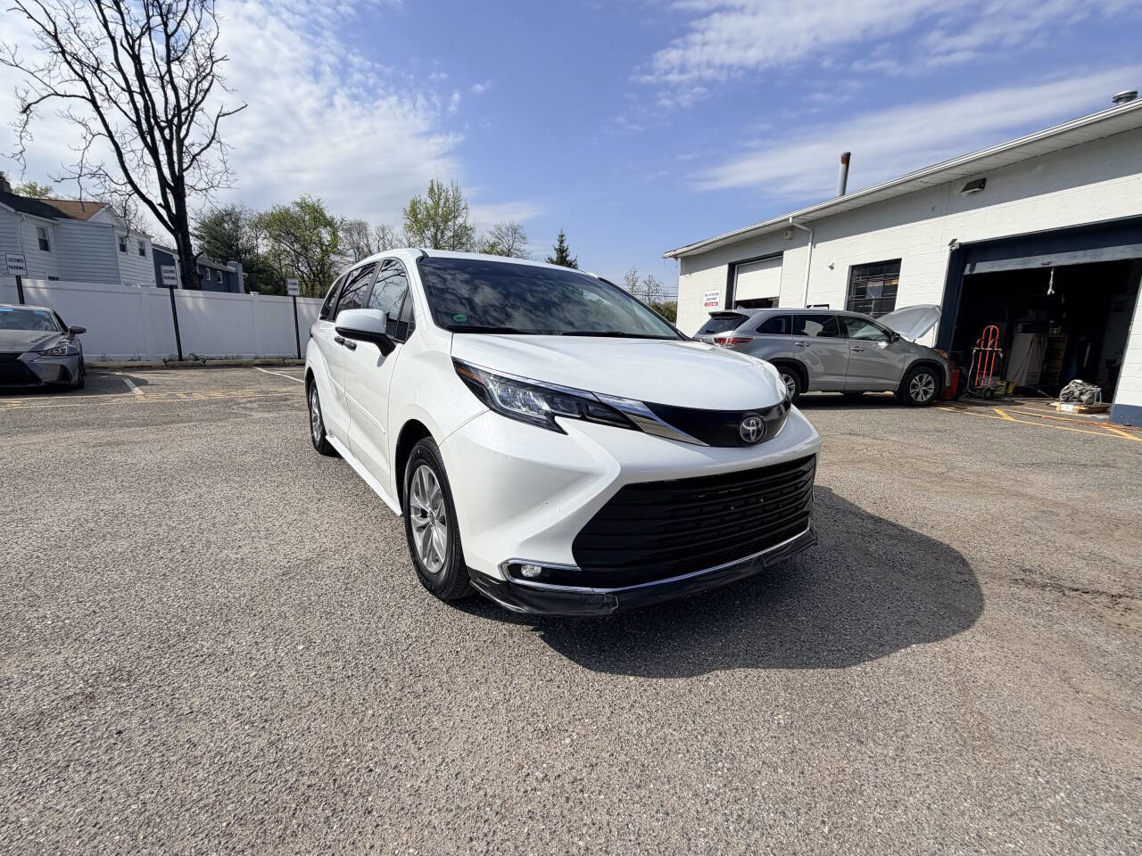 Used 2022 Toyota Sienna XLE AWD/4WD image 5