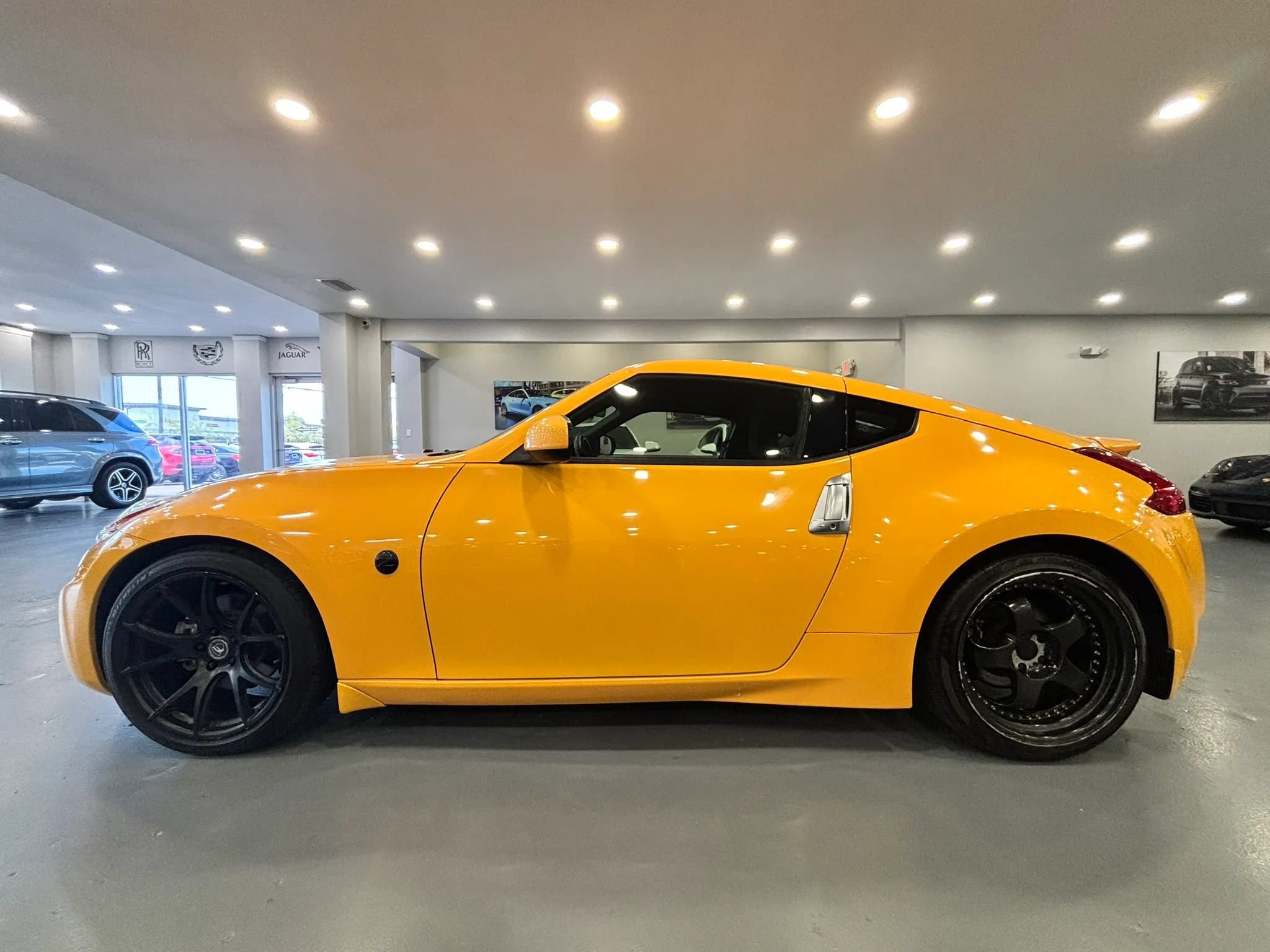 Used 2017 Nissan 370Z Coupe RWD image 4