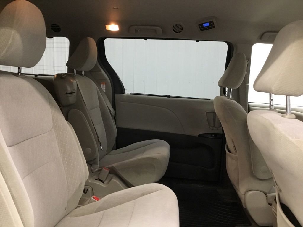 Used 2018 Toyota Sienna LE w/ Protection Package image 18