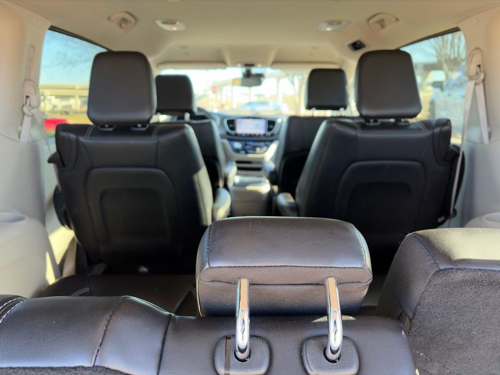Used 2023 Chrysler Pacifica Touring-L image 12