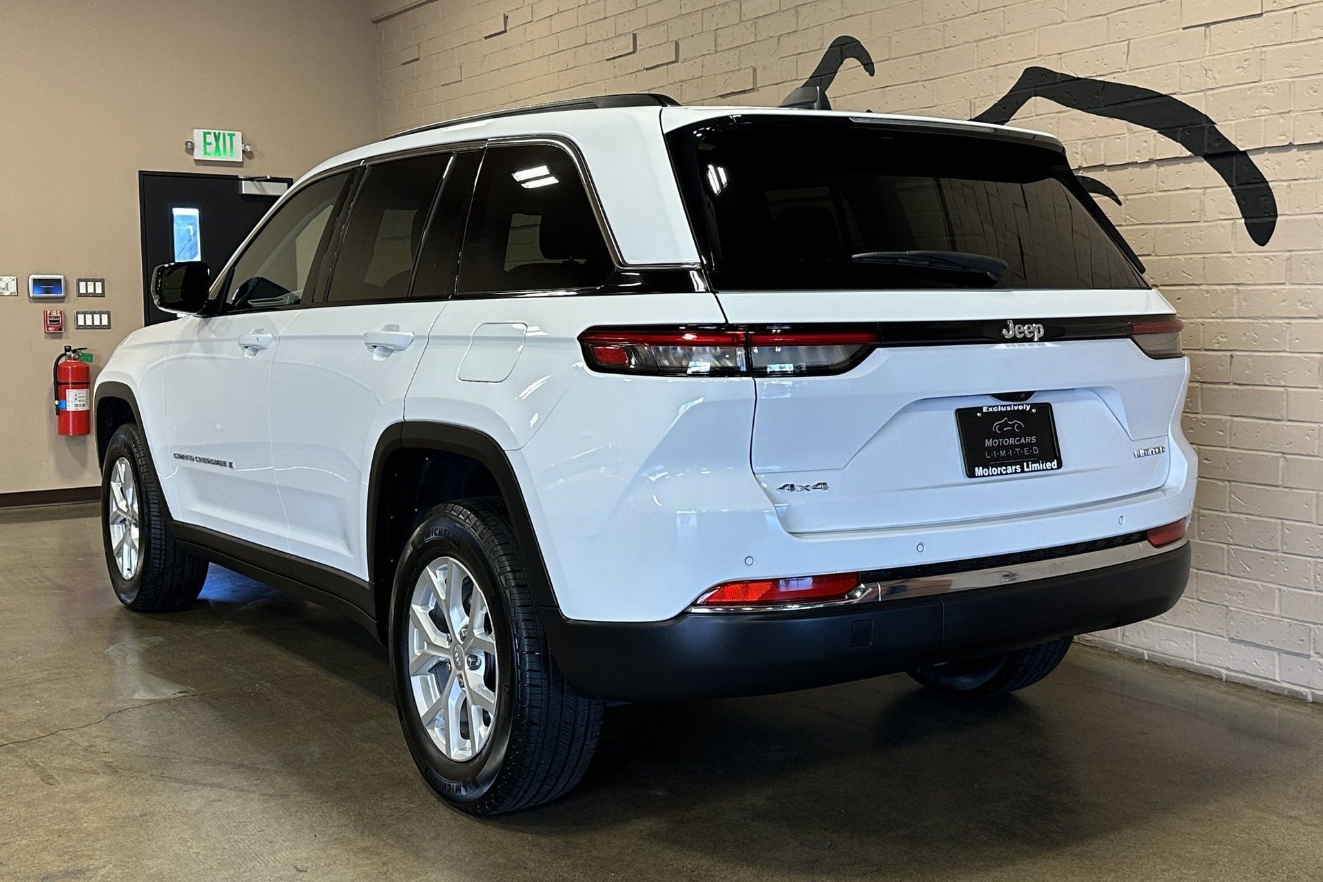 Used 2023 Jeep Grand Cherokee Limited AWD/4WD image 7