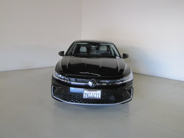 Used 2025 Volkswagen Jetta SE FWD image 2