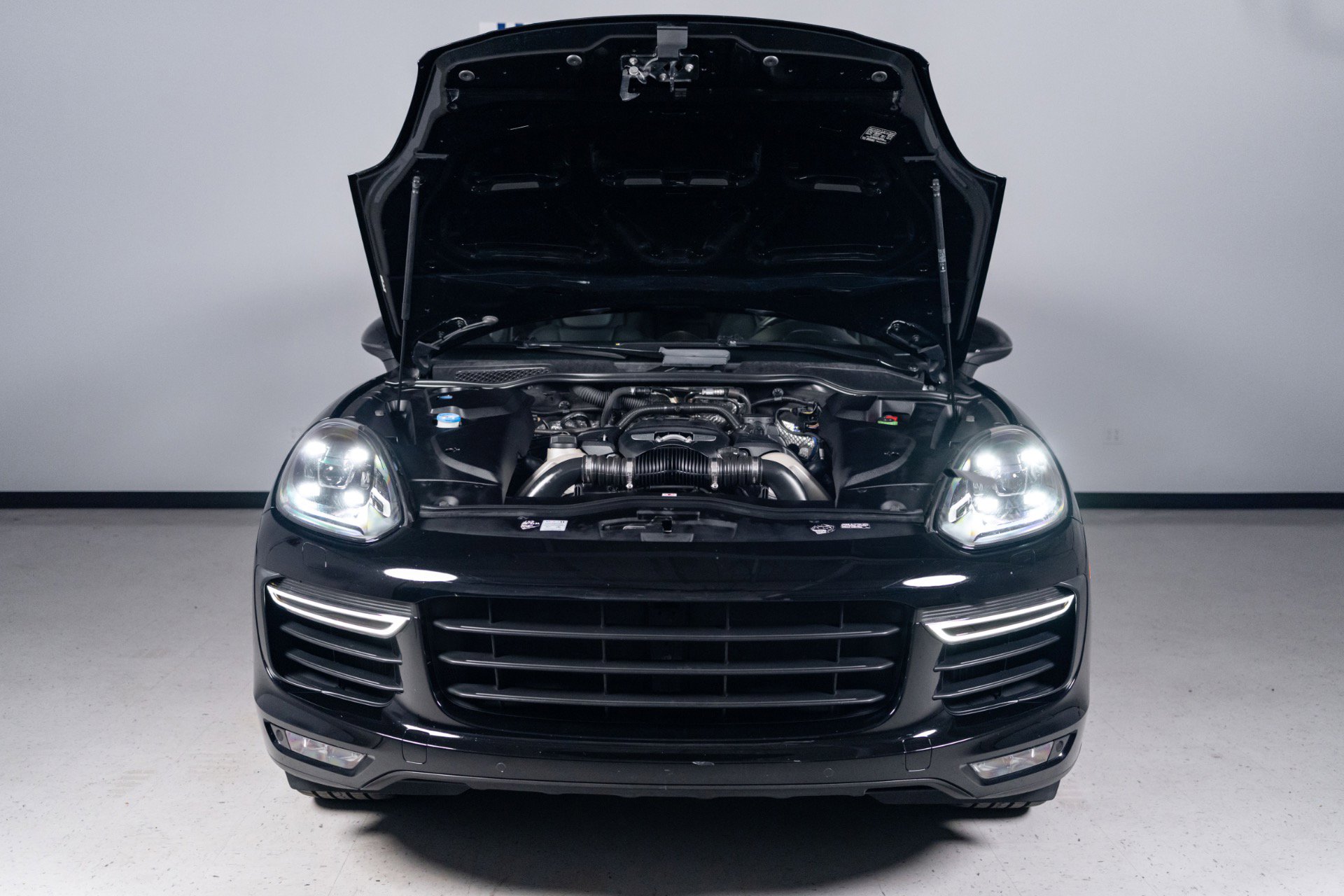 Used 2016 Porsche Cayenne Turbo AWD/4WD image 32