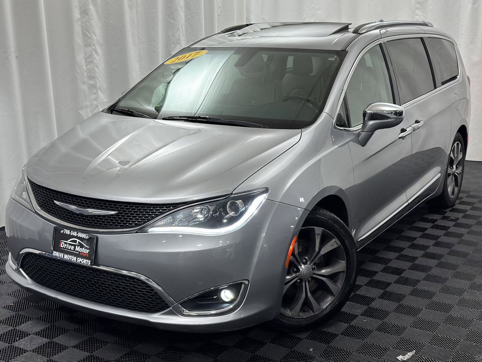Used 2017 Chrysler Pacifica Limited image 2