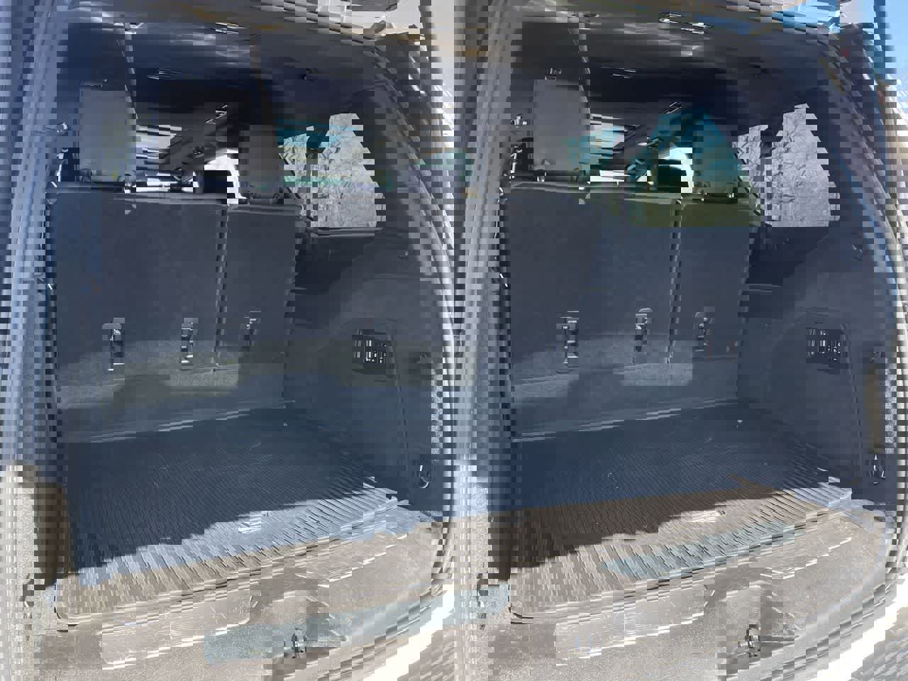 Used 2021 Cadillac Escalade ESV Premium Luxury w/ Performance Package image 17