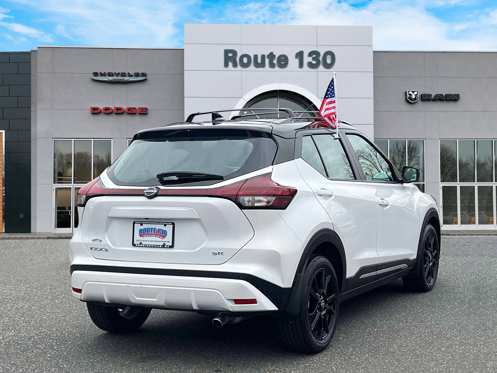 Used 2023 Nissan Kicks SR w/ Exterior Package FWD image 4