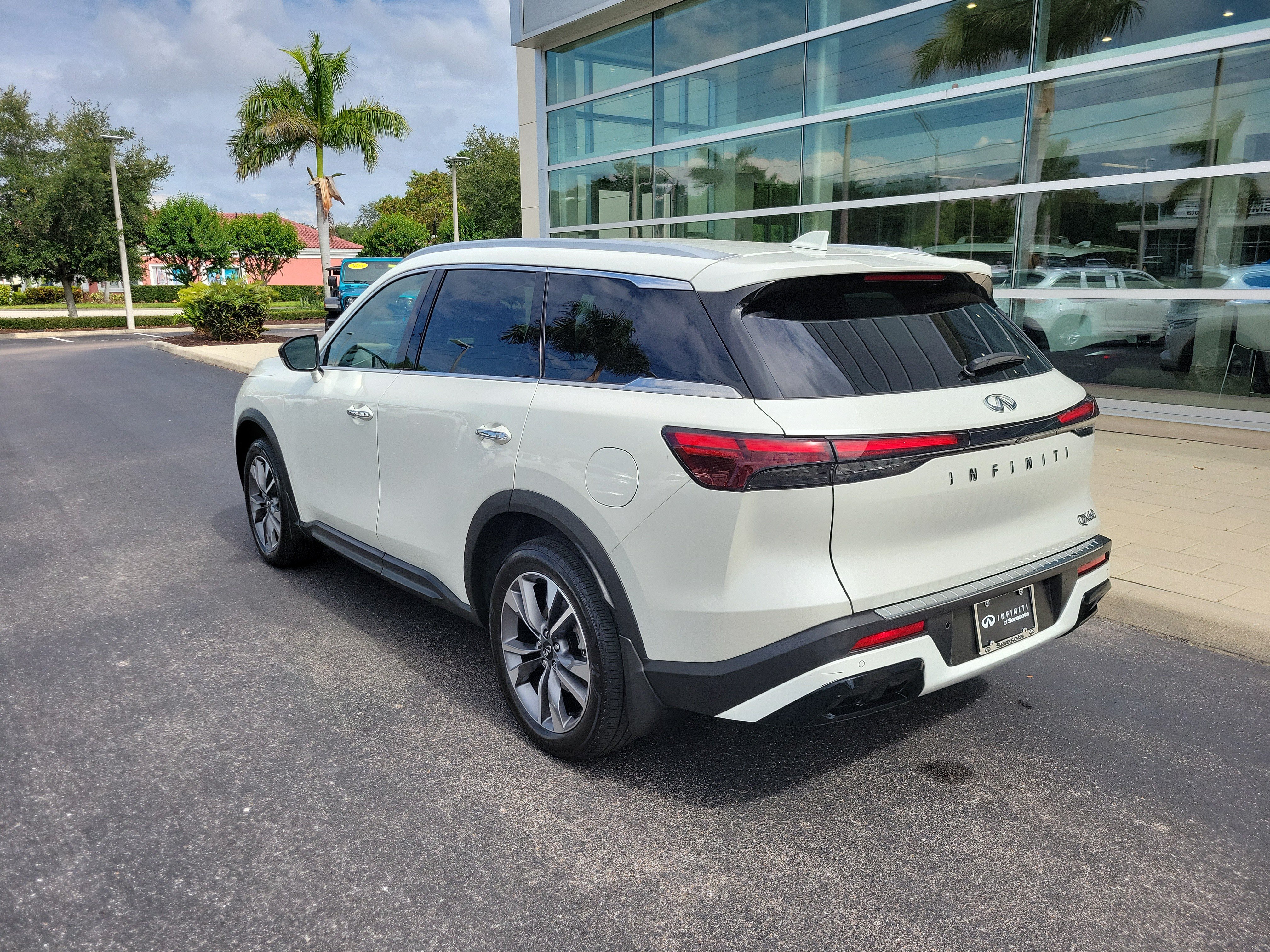 Certified 2023 INFINITI QX60 Luxe w/ Cargo Package FWD image 6