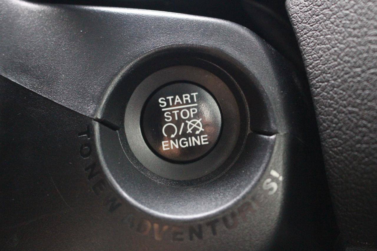 Used 2016 Jeep Renegade Latitude w/ Cold Weather Group FWD image 21