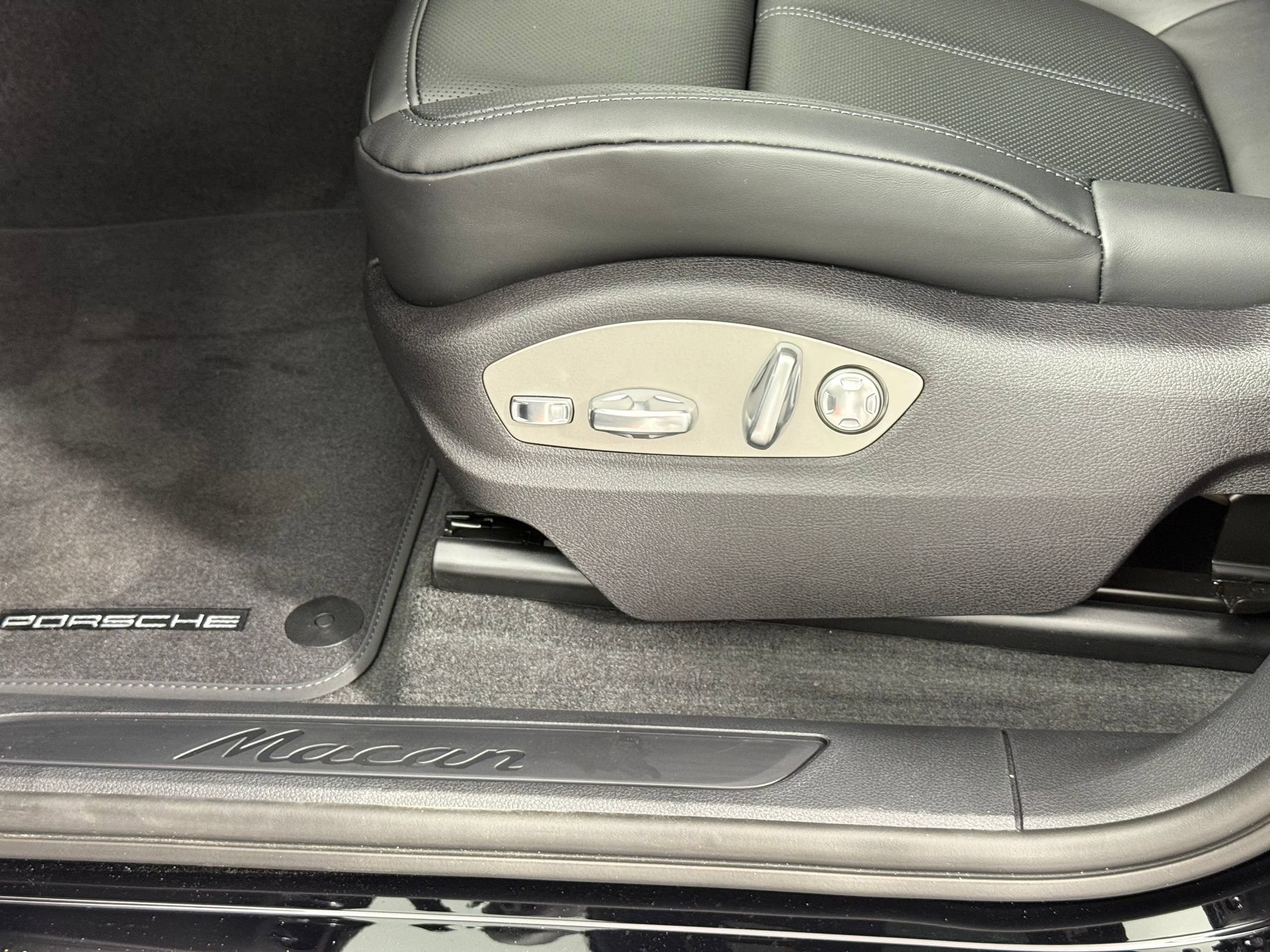 Certified 2026 Porsche Macan AWD/4WD image 14