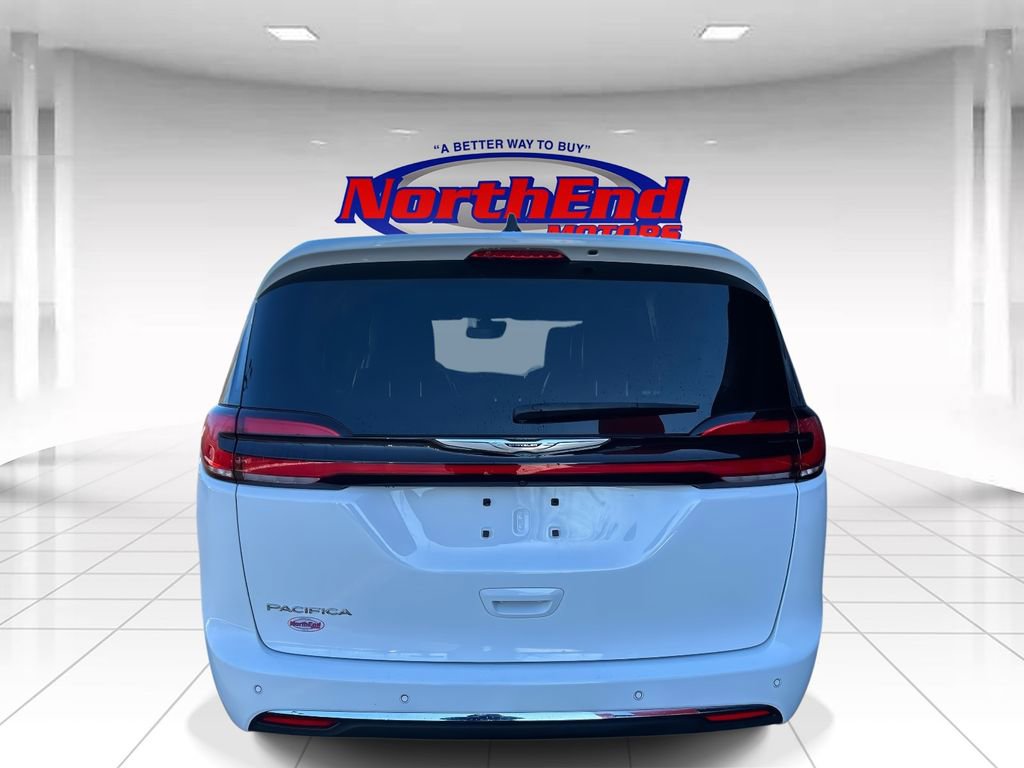 Used 2024 Chrysler Pacifica Touring-L image 4